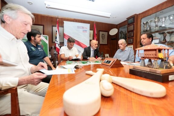 Alberto Ancizu, Adrián Vázquez, José Ramón Tuero, Antonio Corripio, Alberto Cortina y Rafael Escaldón, en las instalaciones grupistas. 