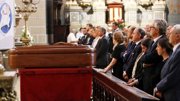 La familia de Junceda Avello, frente al féretro, durante el funeral celebrado en Oviedo. 