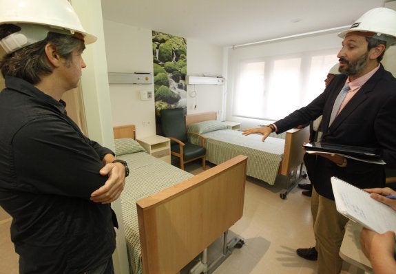 Pablo Fernández y José Luis Campos, en una de las habitaciones tipo del centro. 