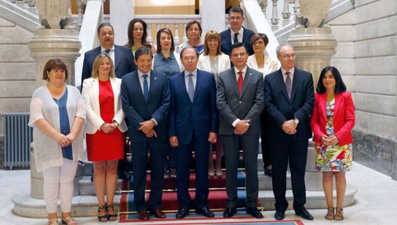 Representantes de doce comunidades que participan en la reunión de la Conferencia de Presidentes de Parlamentos Autonómicos con García Escudero (centro). 