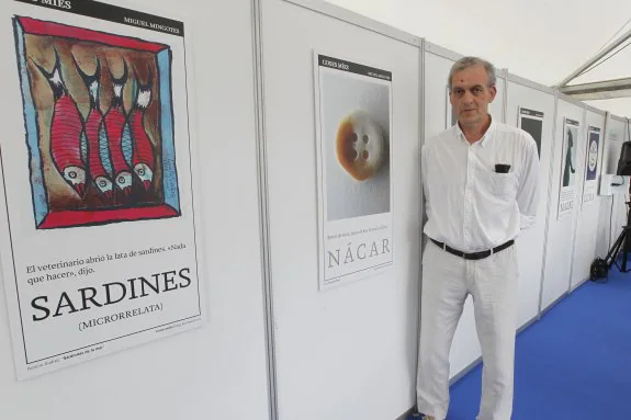 Miguel Mingotes posa en la exposición que se presenta en el Arcu Atlánticu. 