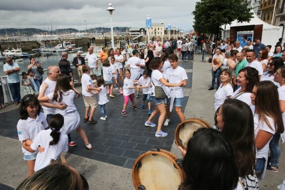 Un grupo baila en el Muelle, durante el pasacalles de Trebeyu y Sao Pedro Raimonda. 
