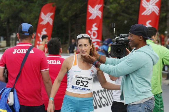 El exvelocista asturiano Pedro Pablo Nolet felicita a Estela García tras proclamarse campeona de España de los 100 metros en Gijón. 