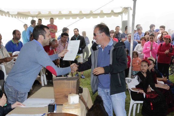 José Antonio García recibe de José Manuel González, alcalde de Cangas, su acta como Regidor de Pastos. 