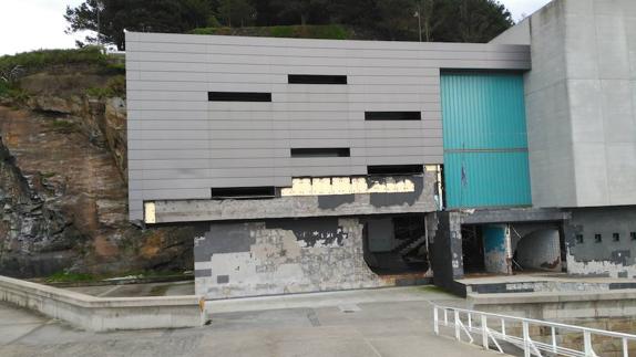 El edificio del Museo del Calamar Gigante totalmente destrozado por los actos vandálicos y los temporales. 