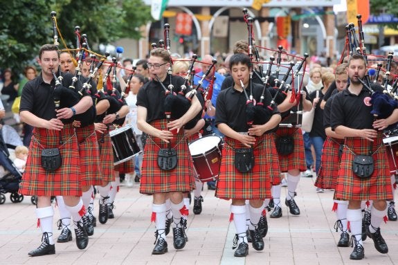 Los músicos del conjunto escocés se exhiben en las calles avilesinas. 
