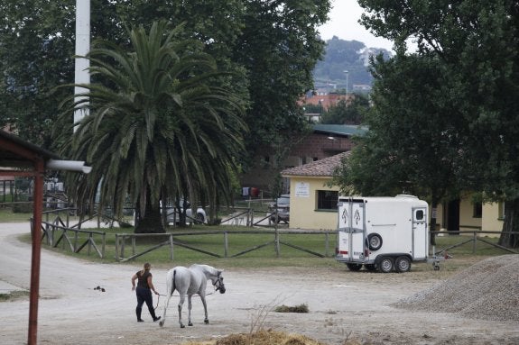 Una usuaria, con su caballo, en las instalaciones del Chas. 