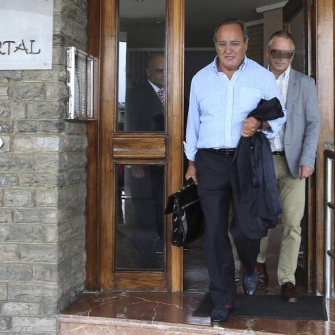 Agustín de Luis sale de su piso de Salinas para ingresar en prisión, el pasado día 21. 