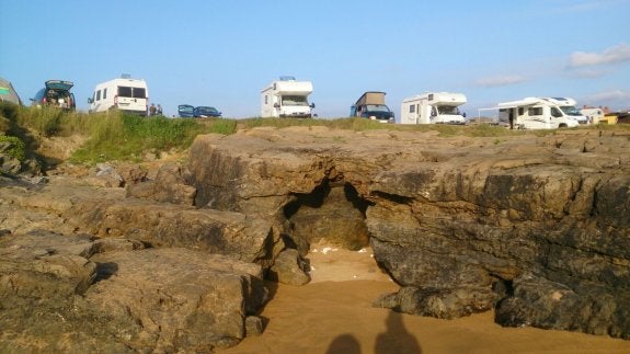 Las caravanas utilizan la pequeña gruta (parte inferior) como letrinas. 