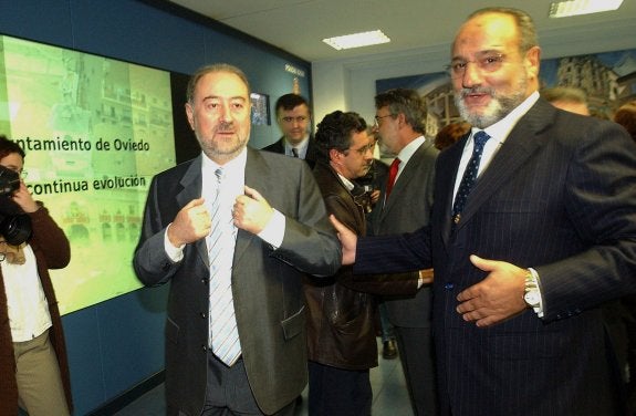 Gabino de Lorenzo y Agustín de Luis, en 2006, en sus etapas de alcalde y asesor de Alcaldía, respectivamente. 
