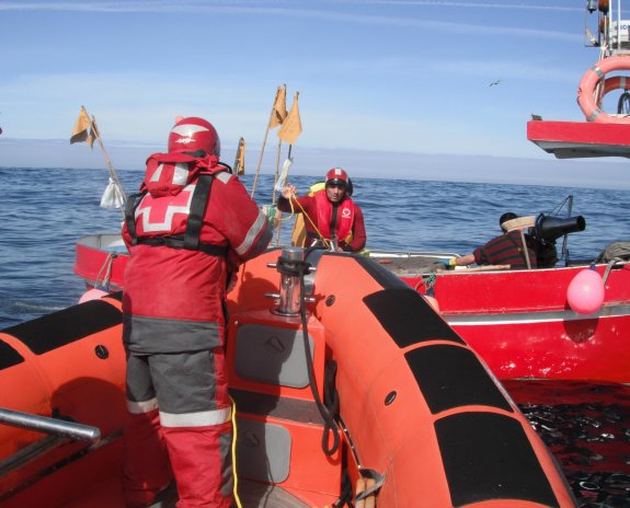 Auxilio a un pesquero por la tripulación de la embarcación de Cruz Roja Española 'Nereida', con base en Luarca. 