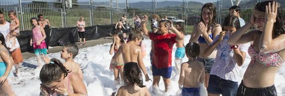 Un grupo de niños se divierte en la fiesta de la espuma celebrada en Granda. 