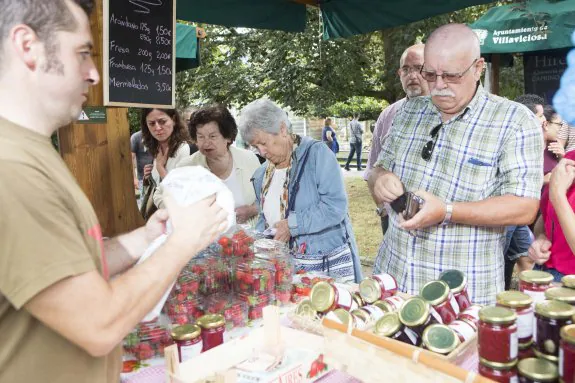 Compradores en uno de los puestos del festival del arándano y los frutos rojos. 