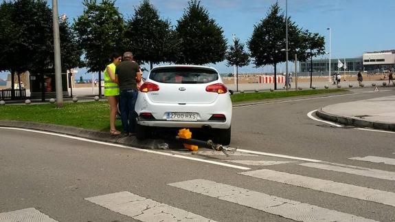 Una conductora derriba un semáforo frente al Museo del Ferrocarril