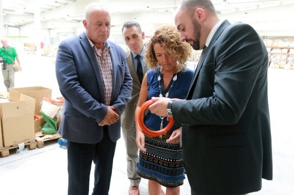 El director general de la empresa, José María García, enseña uno de sus productos a María Teresa Mallada y Jesús Álvarez Barbao. 