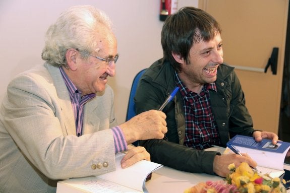 Los poetas Nicolás del Hierro (izqda) y Dario Frías (dcha), en Piedrabuena (Ciudad Real) el pasado mes de octubre. 