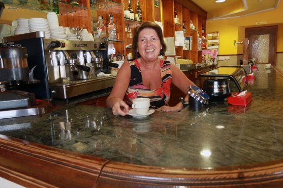 María Vázquez, tras la barra de El Cruce. 