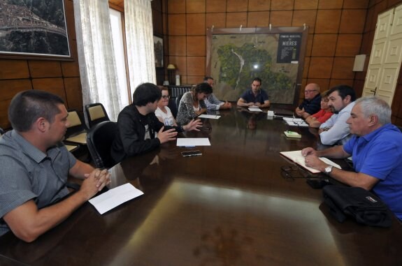 Reunión celebrada en Mieres entre representantes de CC OO y equipo de gobierno. 