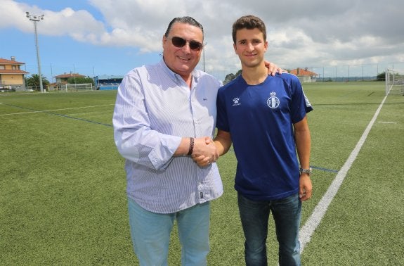 José Luis Tamargo y Alexander Seger se estrechan la mano en Santo Domingo.