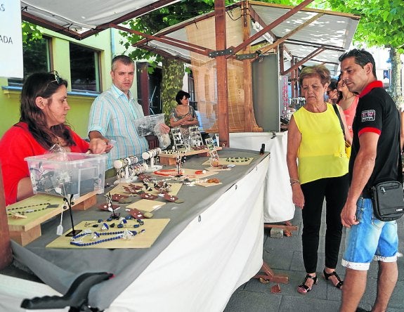 Mercado de artesanía en la villa candasina. 