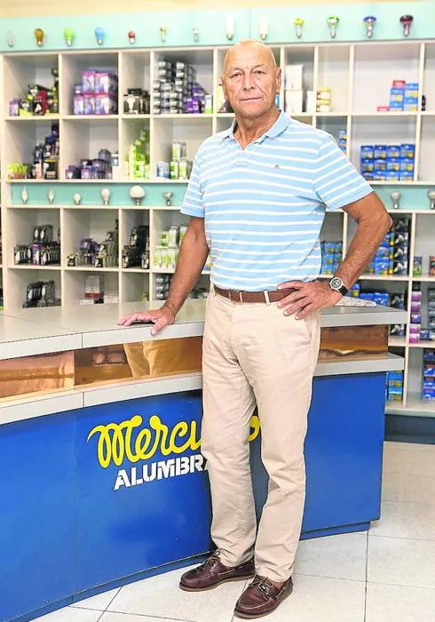 Mercurio Martínez, en la tienda que regenta en la gijonesa calle de Uría.
