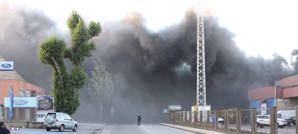 El fuego ha provocado una intensa humareda.