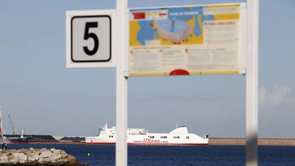 El barco de la autopista del mar cuando aún estaba en funcionamiento.