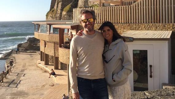 Jonathan Lawton y Cristina Mitre, en Azenhas do Mar.