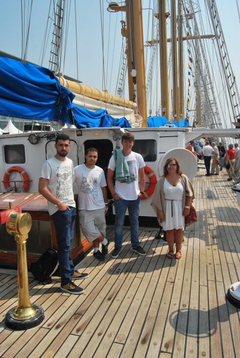 Guillermo Bello, Jesús Manuel Martínez, Pelayo Rico y Cristina Pulgar, en la cubierta del buque-escuela. 