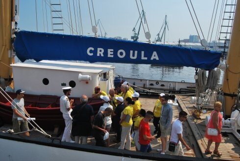 En la última jornada atracado en el puerto de La Coruña antes de su partida, el 'Creoula' recibió cientos de visitas. 