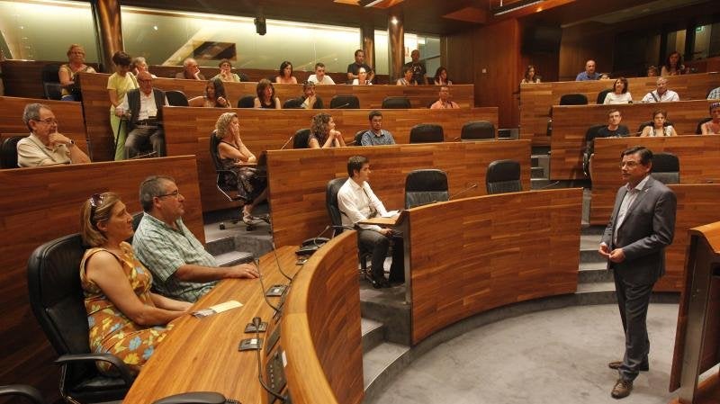 El presidente de la Junta, Pedro Sanjurjo, hoy, con los ciudadanos que decidieron acudir al Parlamento en la jornada de puertas abiertas.