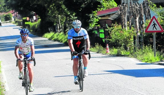 Dos cicloturistas, en uno de los tramos del anillo ciclista de la Montaña Central. 