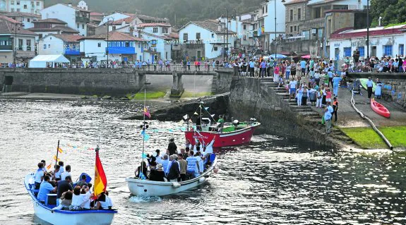 Llegada de las lanchas al puerto de Tazones tras la procesión marítima de San Roque. 