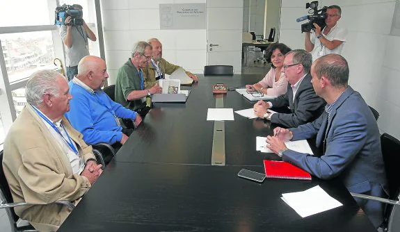 El consejero de Sanidad recibió a los representantes de la plataforma en defensa del hospital. 