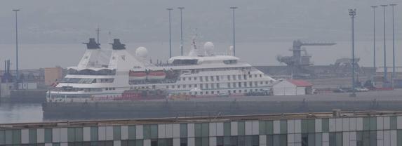 El crucero, de la norteamericana Windstar Cruises, en el puerto de El Musel. 