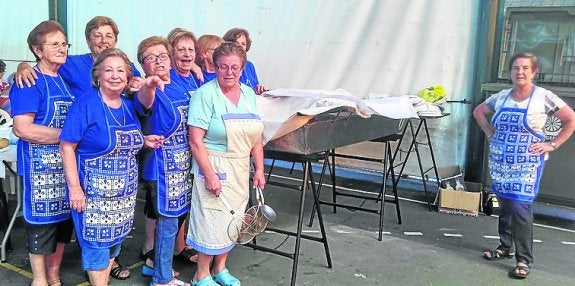 Las cocineras de la paella de Albandi. :: E. C.