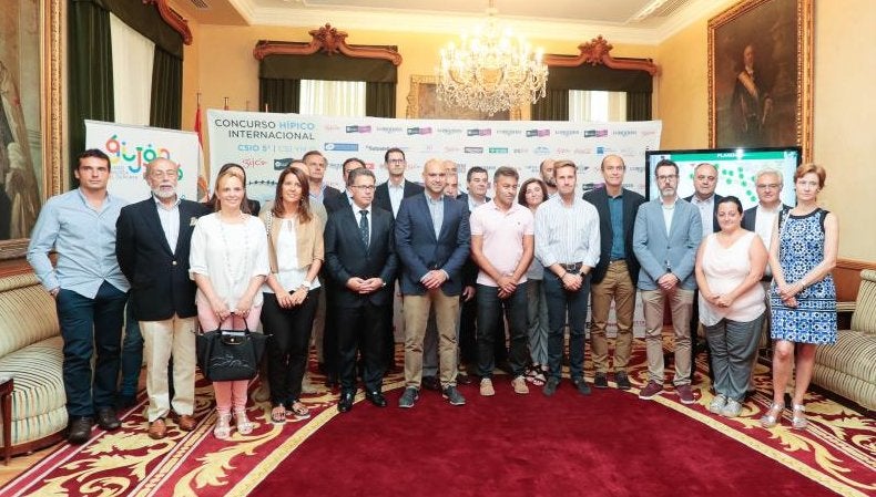 Asistentes a la presentación del Concurso Internacional de Saltos de España. 