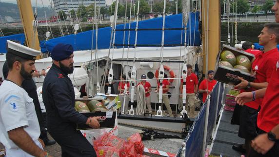 Tareas de avituallamiento en el puerto de Bilbao, primera escala del 'Creoula'.