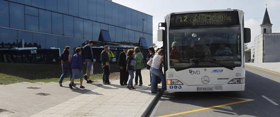 Un autobús del servicio municipal de Transporte recoge a un grupo de viajeros en las paradas del HUCA. 