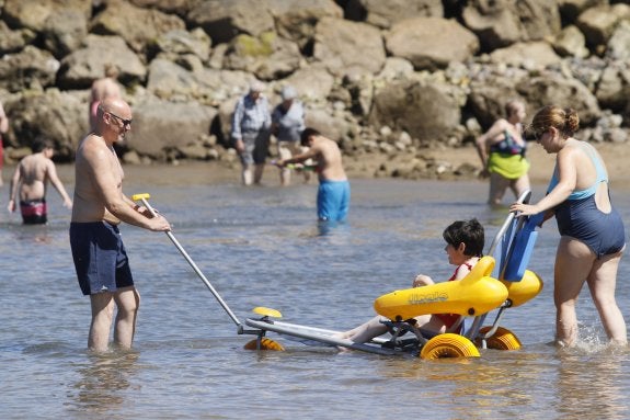Una persona discapacitada toma un baño en Poniente. 