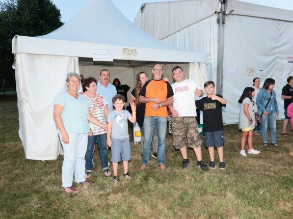 Un grupo de vecinos, junto a las carpas donde se celebrarán las fiestas hasta el lunes. 