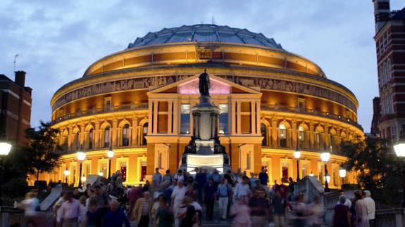Público a la salida del Royal Albert Hall de Londres.