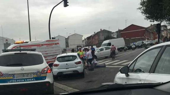 Los servicios médicos atendiendo al herido.