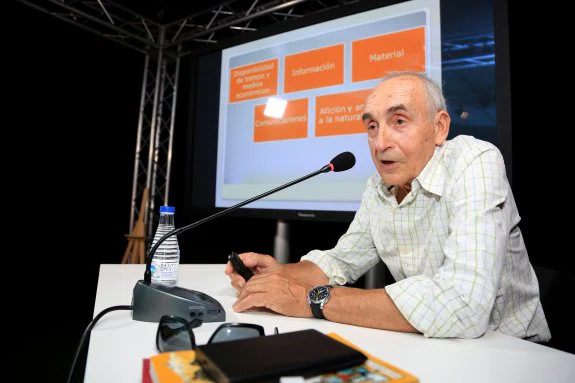 José Luis Aller Manrique, durante la charla-coloquio en el pabellón del Ayuntamiento de Gijón. 