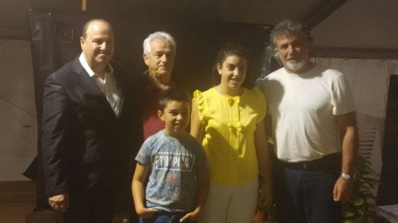 'El Cantu La Vara', con Alba y Guillermo y dos concejales. 
