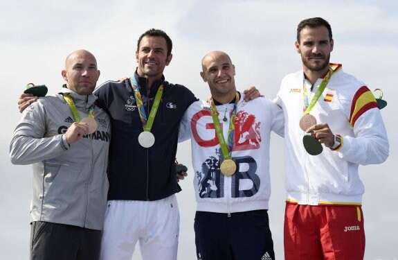 Saúl Craviotto, a la derecha, en el podio, con el resto de medallistas en la prueba en la que el policía afincado en Gijón conquistó el bronce. 