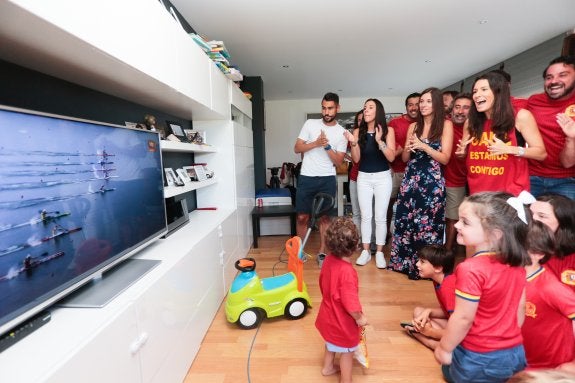 Familiares y amigos se reunieron en la casa de Cravioto para ver la carrera del medallista. 