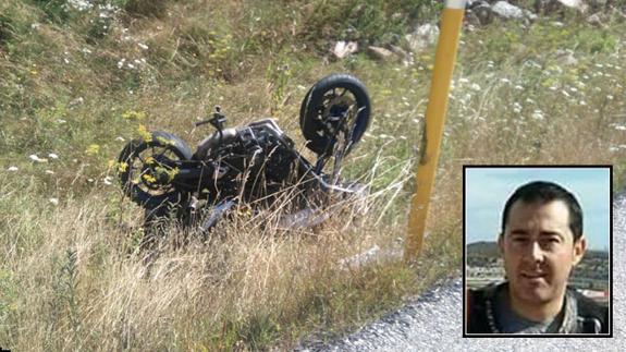 La motocicleta, en la cuneta tras el accidente. En el cuadro, el agente fallecido. 