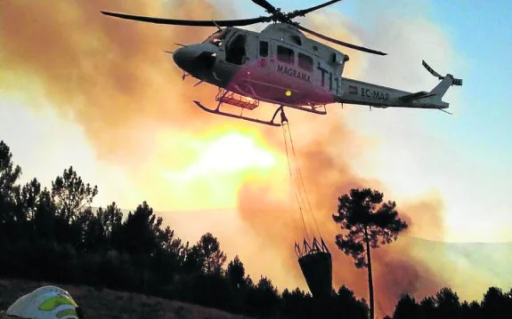 Un helicóptero, durante la extinción del fuego. 