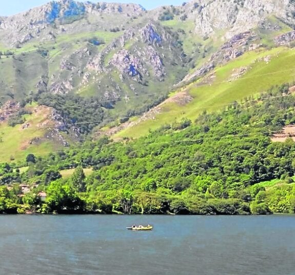 Una lancha en el pantano de Rioseco pese a la prohibición